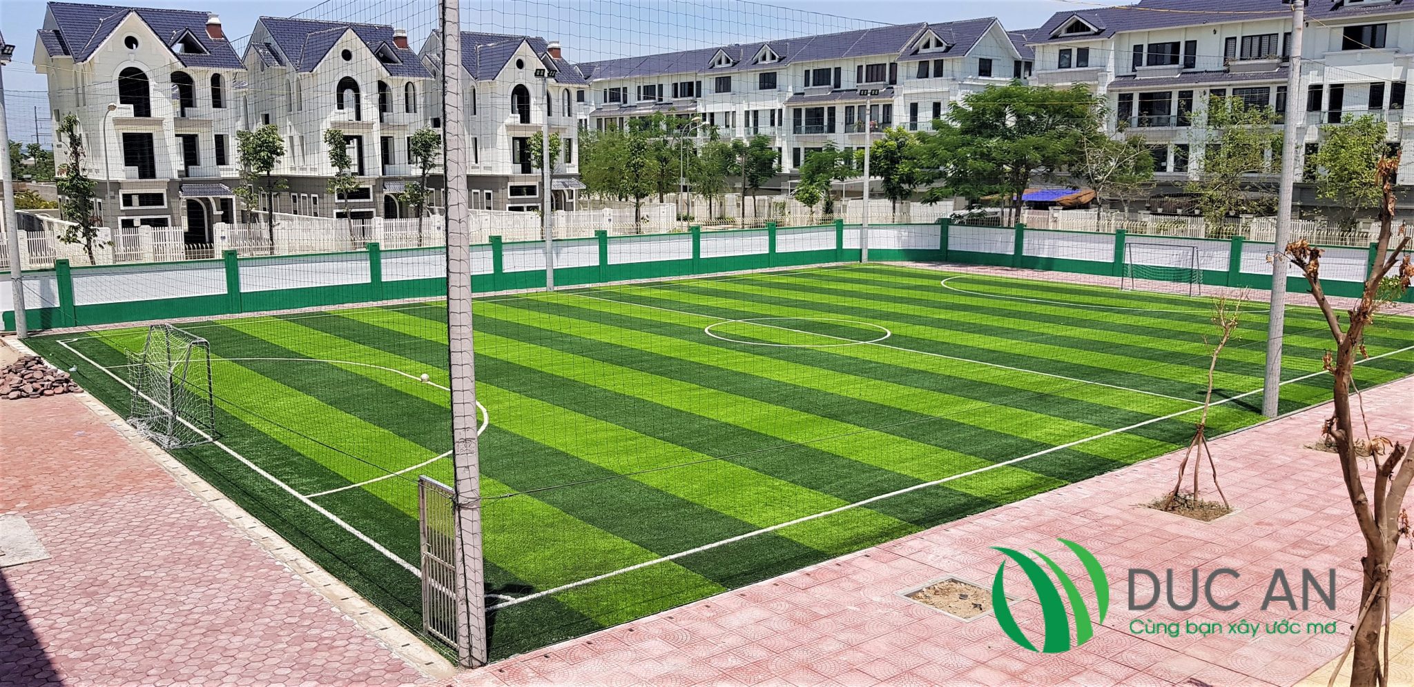 Dự án sân bóng đá cỏ nhân tạo tại trường liên cấp Lomonoxop Tây Hà Nội