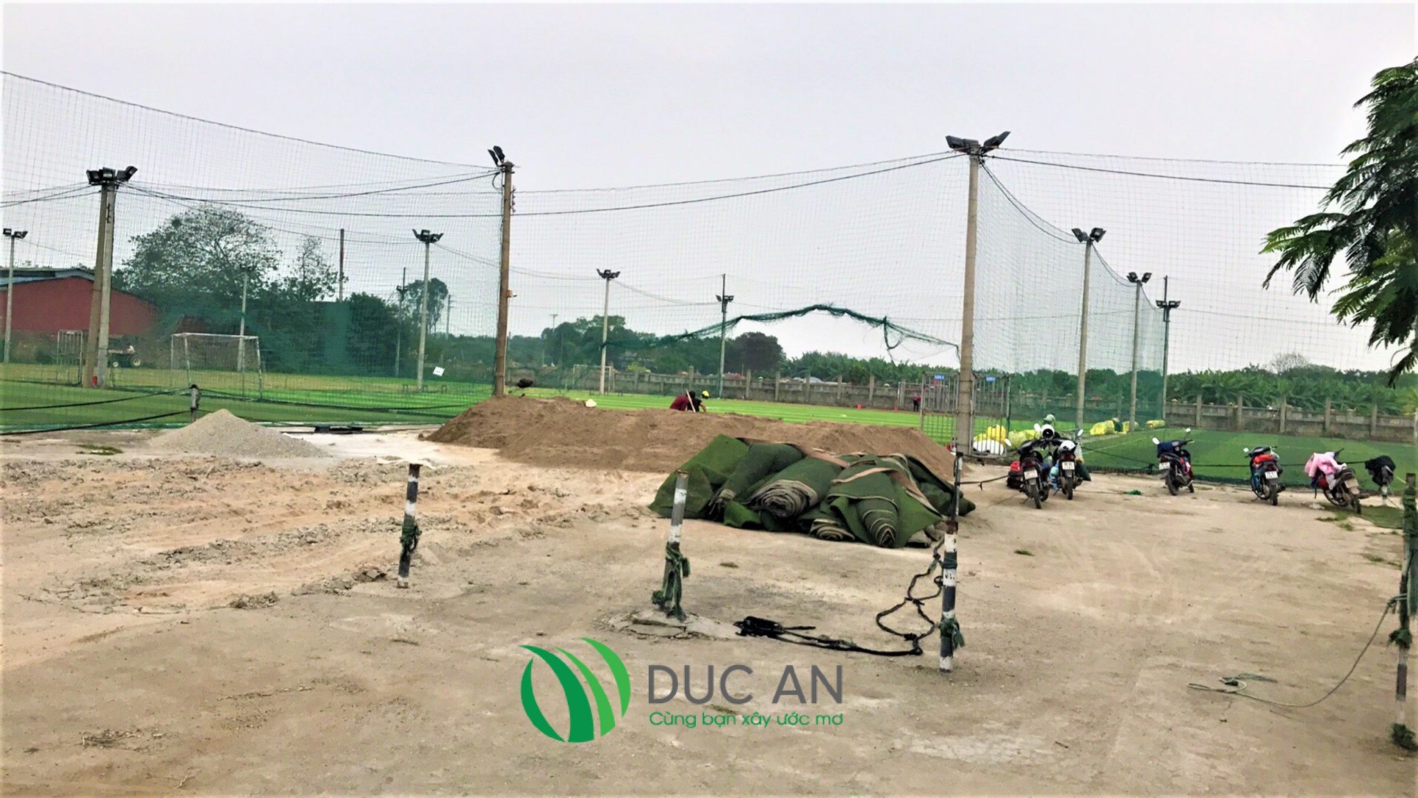 Dự án thay thế cỏ nhân tạo sân bóng ven đê 2 – Long Biên, Hà Nội