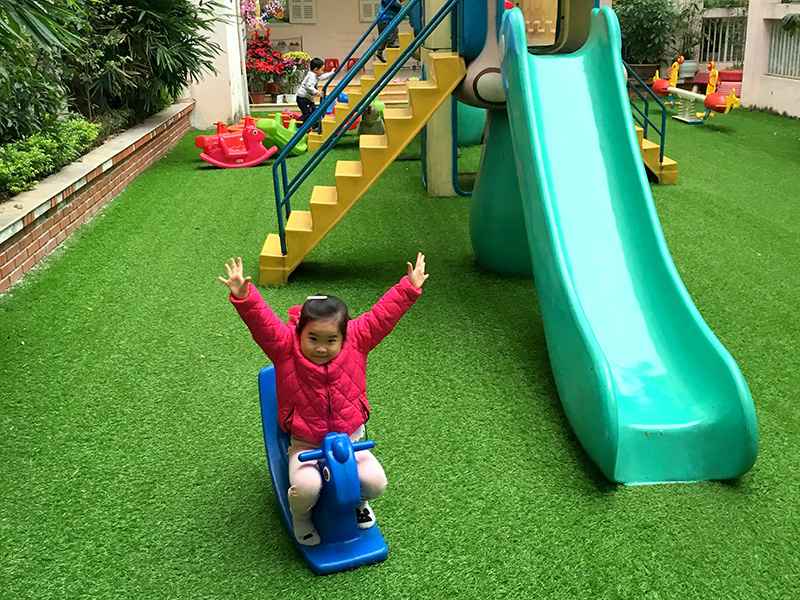 Cỏ nhân tạo sân vườn sử dụng trang trí trường mầm non tại Bình Dương
